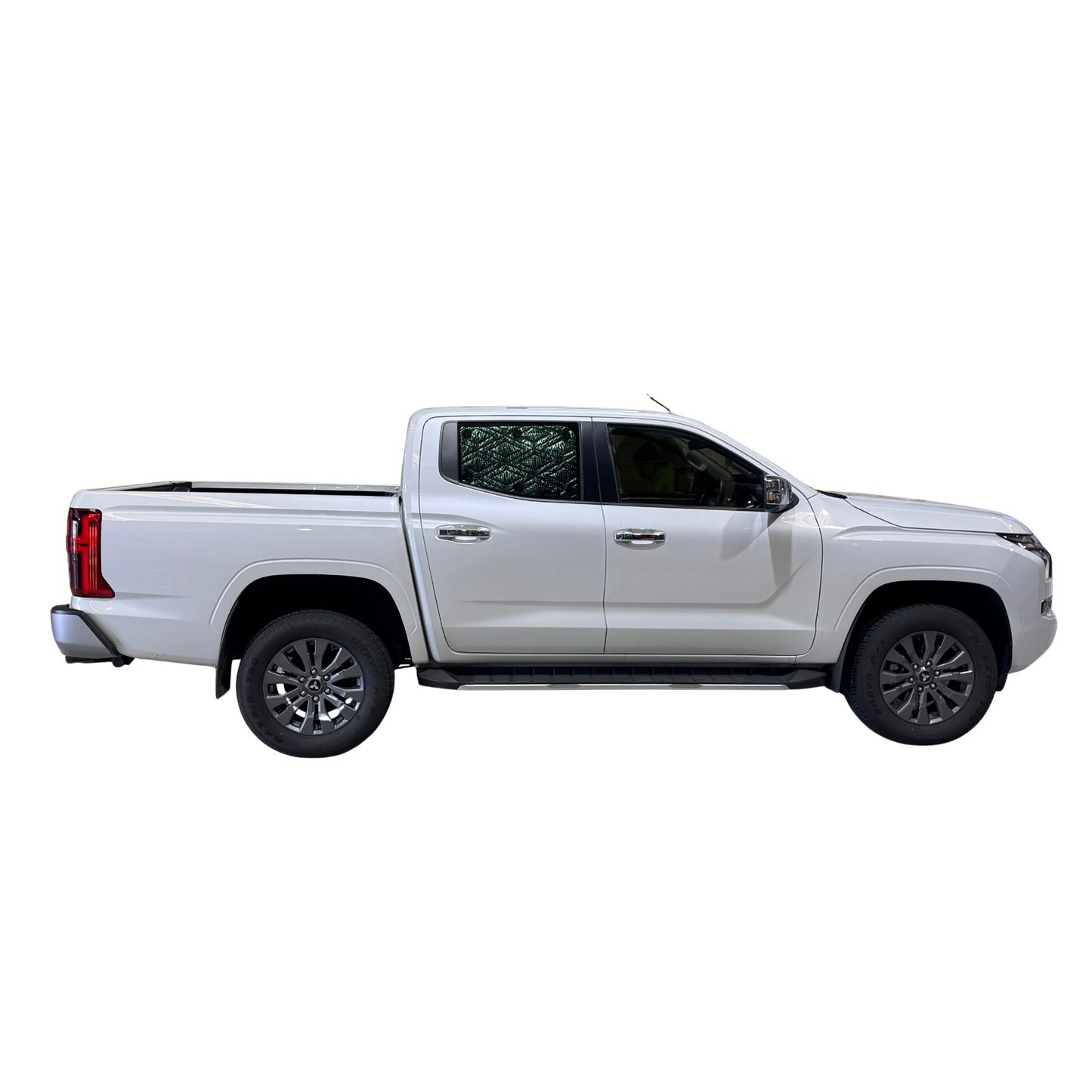Mitsubishi Triton MV Rear Cab Sunshade Kit